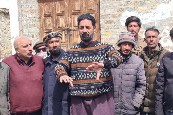 Lokale Sammler in Gilgit Baltistan bei der traditionellen Shilajit Gewinnung