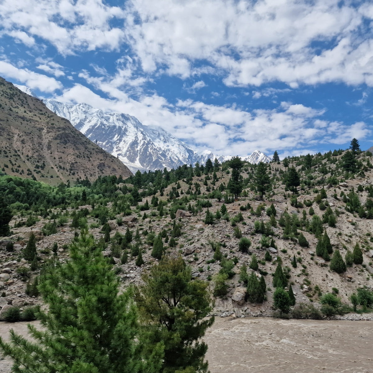 Hochgebirgslandschaft Gilgit-Baltistan mit Felsspalten, über 5000 Meter